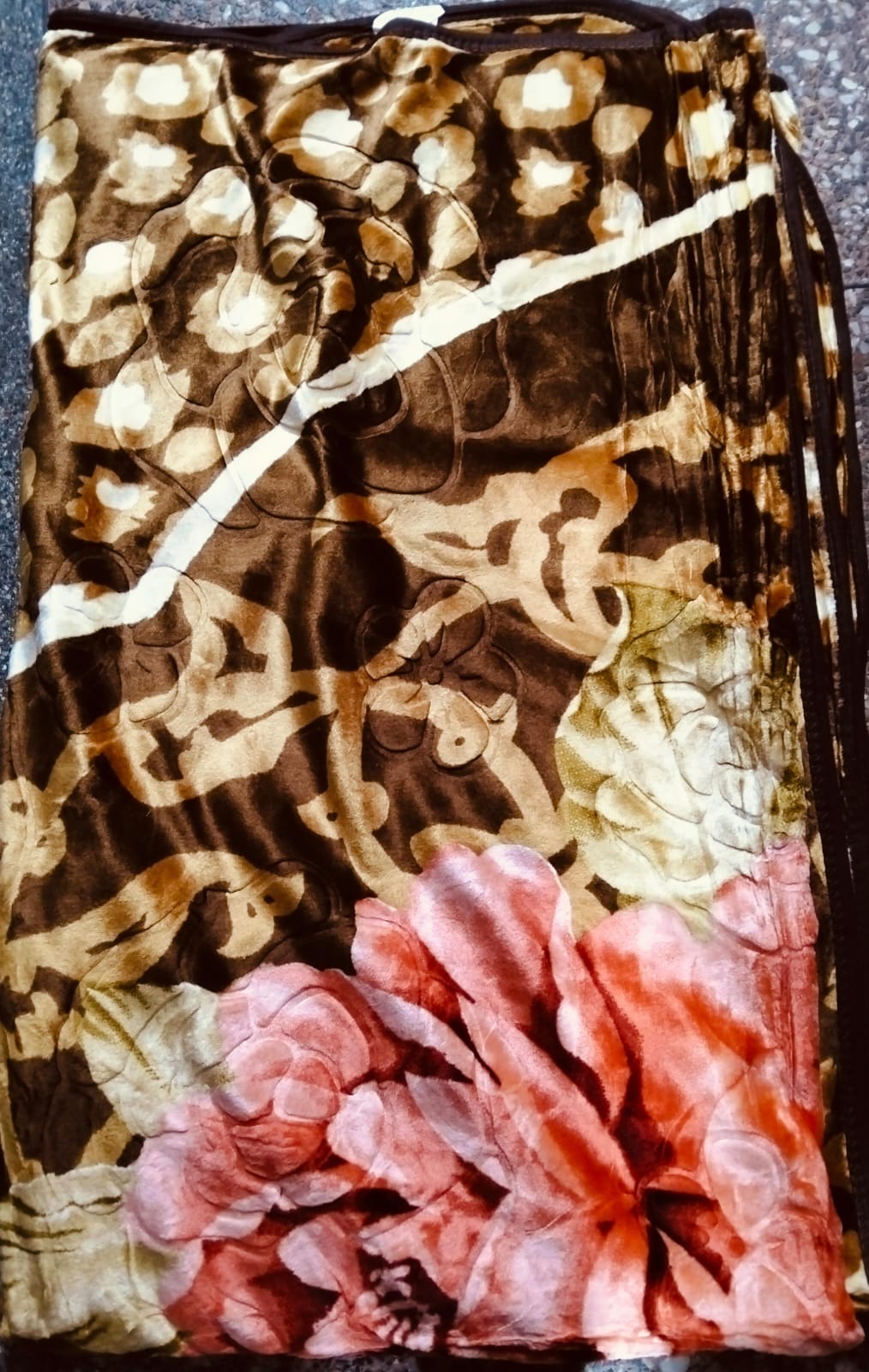 6*6 Heavy Single ply. This blanket is very elegant and presentable adding to your bedroom beauty and perfecting your home Décor.