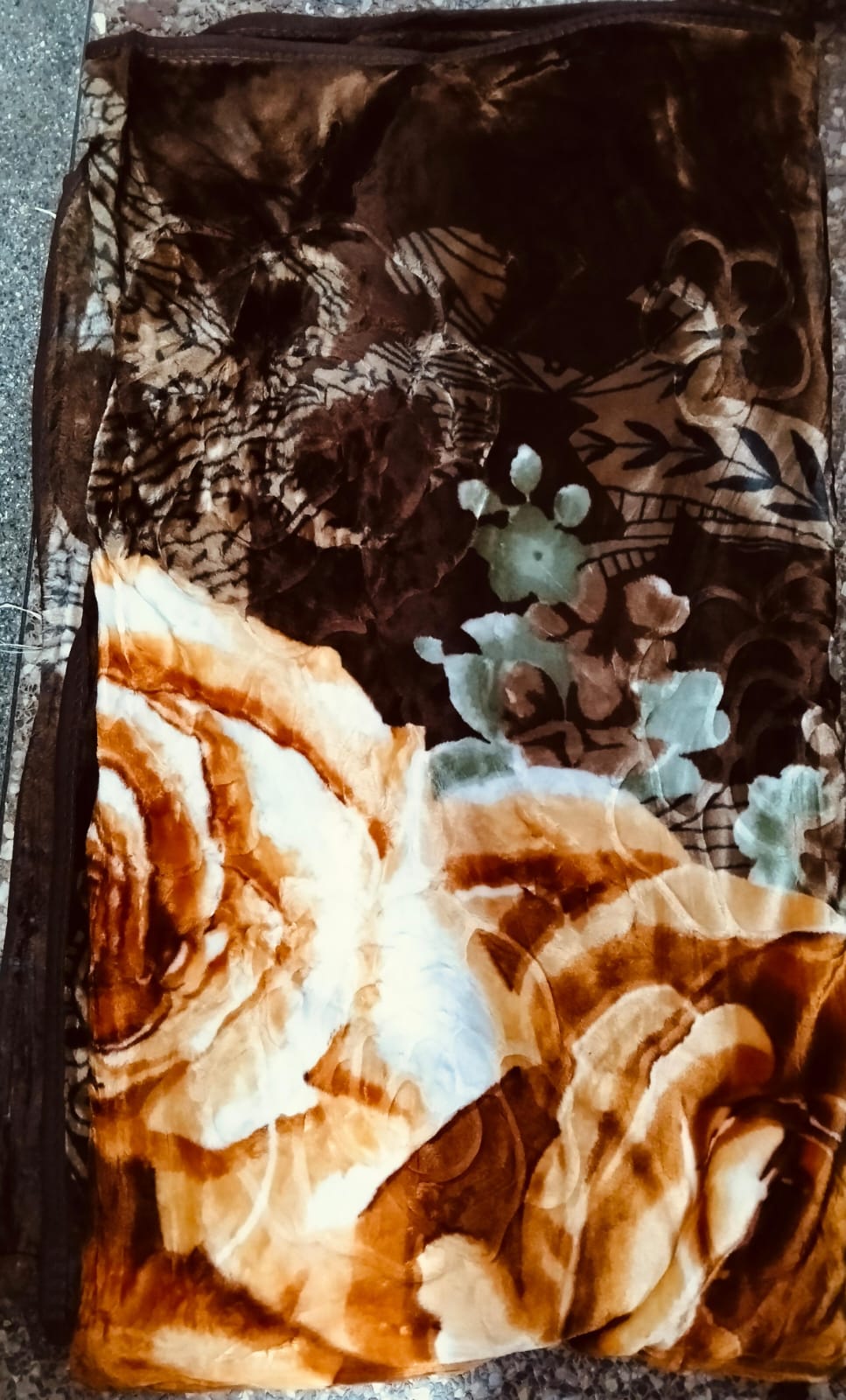 6*6 Heavy Single ply. This blanket is very elegant and presentable adding to your bedroom beauty and perfecting your home Décor.