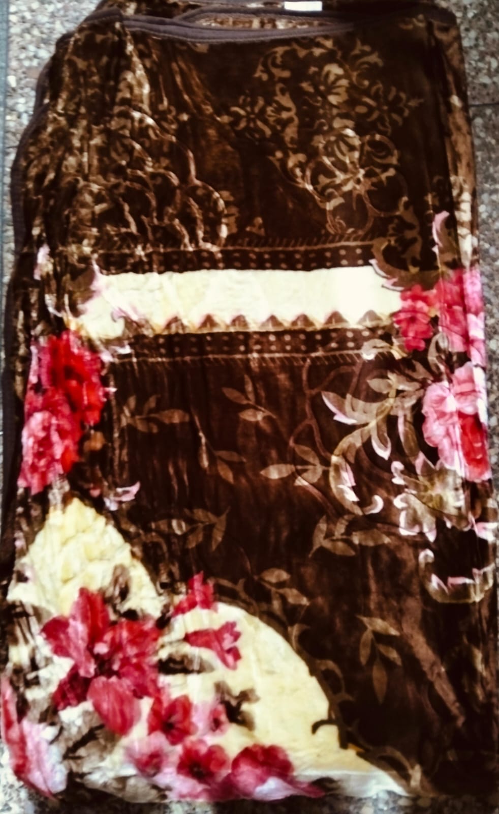 6*6 Heavy Single ply. This blanket is very elegant and presentable adding to your bedroom beauty and perfecting your home Décor.