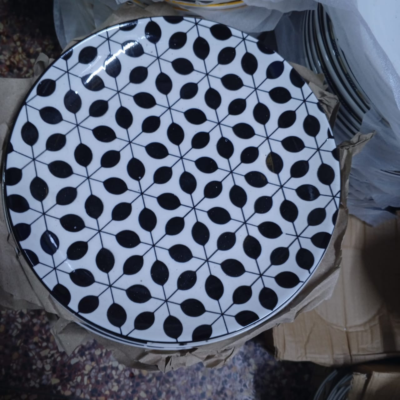 6PCS DINNER PLATES. Made From Durable, High-Quality Ceramic, Designed For Daily Use, Perfect For a Family or For Entertaining Guests.