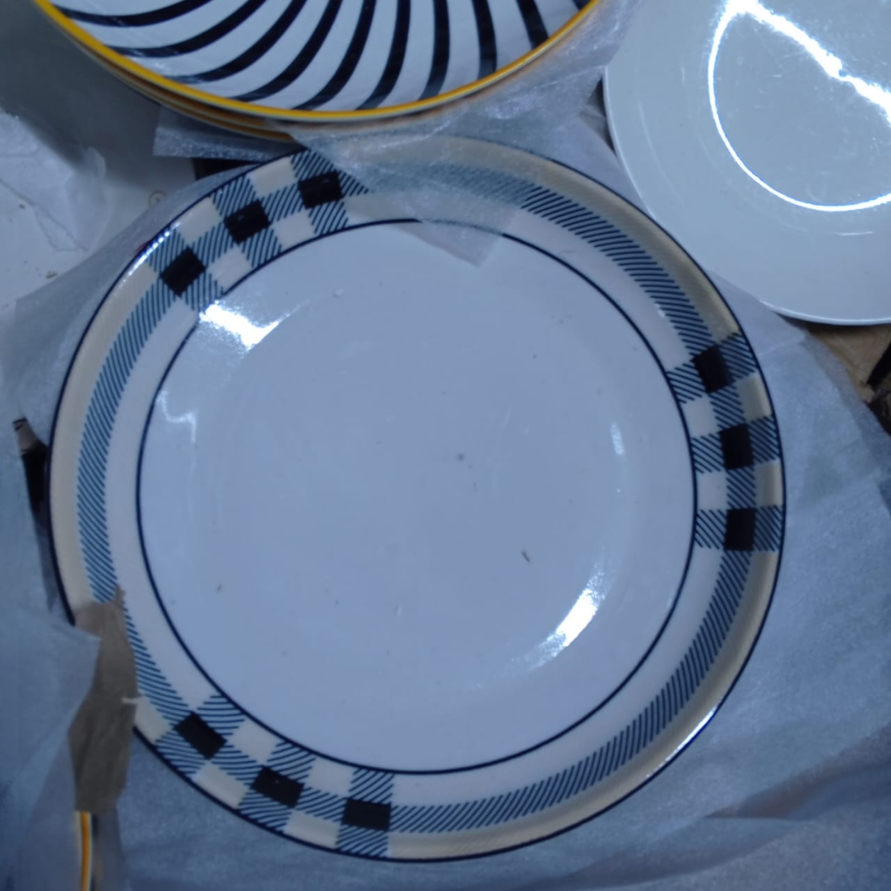 6PCS DINNER PLATES. Made From Durable, High-Quality Ceramic, Designed For Daily Use, Perfect For a Family or For Entertaining Guests.