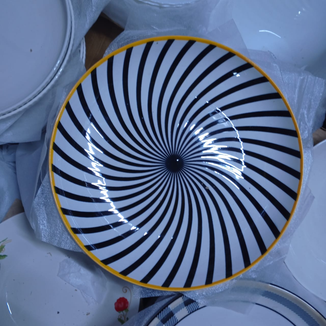 6PCS DINNER PLATES. Made From Durable, High-Quality Ceramic, Designed For Daily Use, Perfect For a Family or For Entertaining Guests.