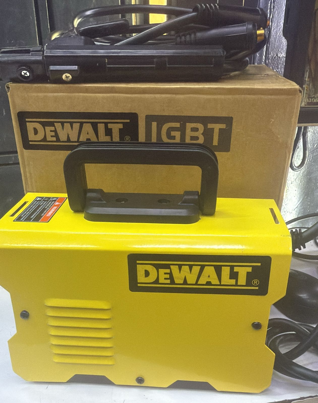 Dewalt Portable Inverter Welding Machine. A Single-Phase, Portable, Fan-Cooled Machine With a Handle for Easy Handling And Low Energy Consumption.