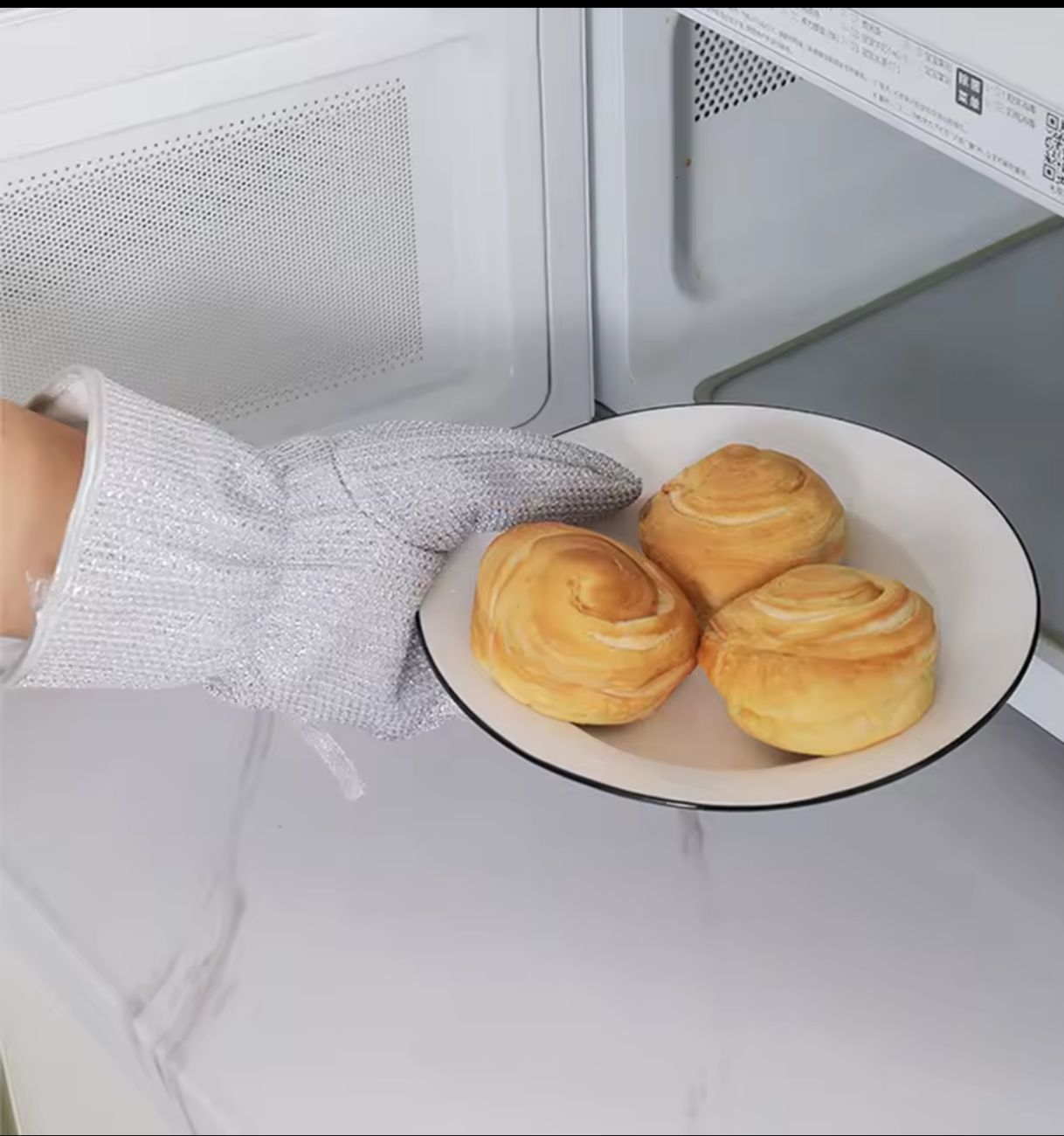 CLEANING GLOVES. A Pair of Magic Steel Wire Cleaning Gloves Household Dishwashing, Designed with a textured, non-slip grip and is durable enough to scrub dishes, pots, and pans without damaging hands.