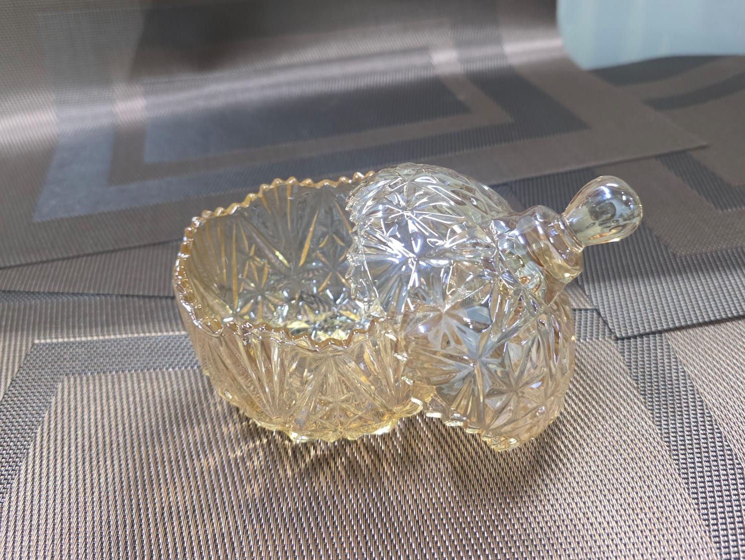 SUGAR DISH. Sugar Dish 350ML Gold Glass Crystal, Suitable for holding small snacks like nuts or candies, or used as a decorative accent piece in a kitchen or living area.