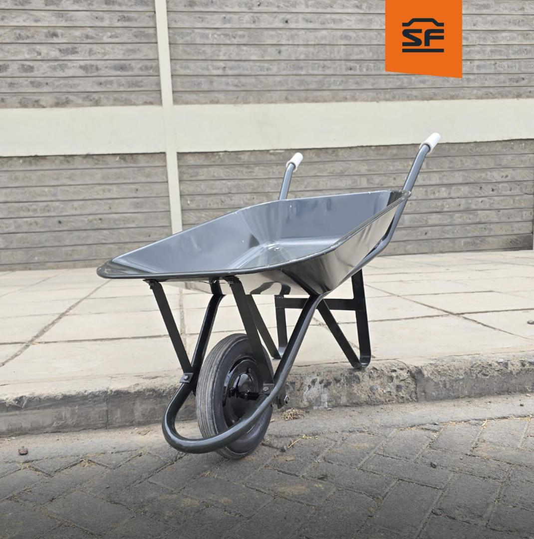 Heavy Duty Wheelbarrow / Rust Resistant Steel / Safe Handling