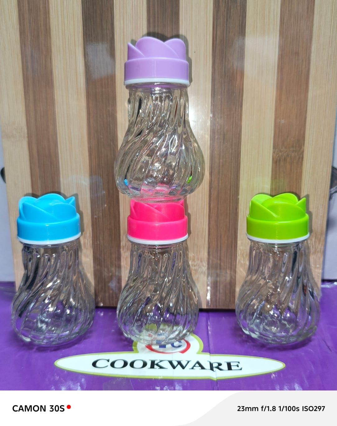 Clear glass salt shakerst helps to verify when shakers are getting low,avoiding the hassle of constantly removing the cap. Shaker is clearly labelled in an elegant font.