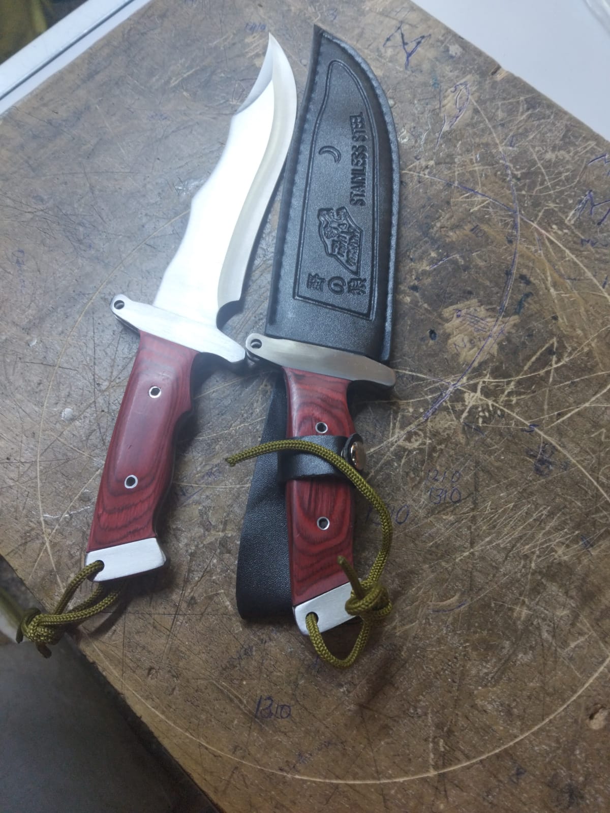 Fixed Blade Knives Skinning Knife Fix Blade Deer Hunting Knives And Tactical Camping Knife   This bowie knife is built for control, precision and last. This perfect tactical and survival knife is perf