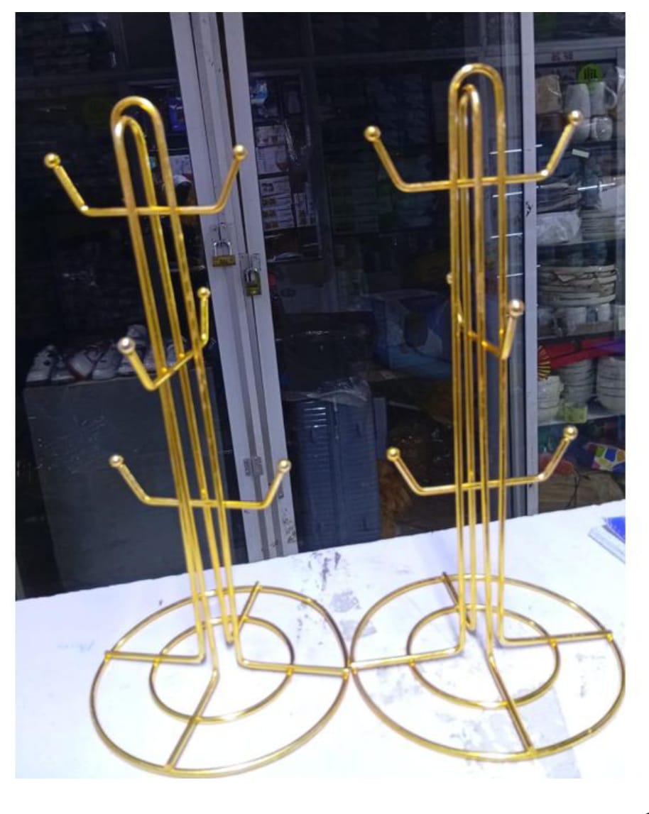 Golden cup holders This mug tree stores and displays up to six of your favorite coffee mugs and teacups in a fashionable manner. Made from stainless steel, the round mug stand has a stem along with 6