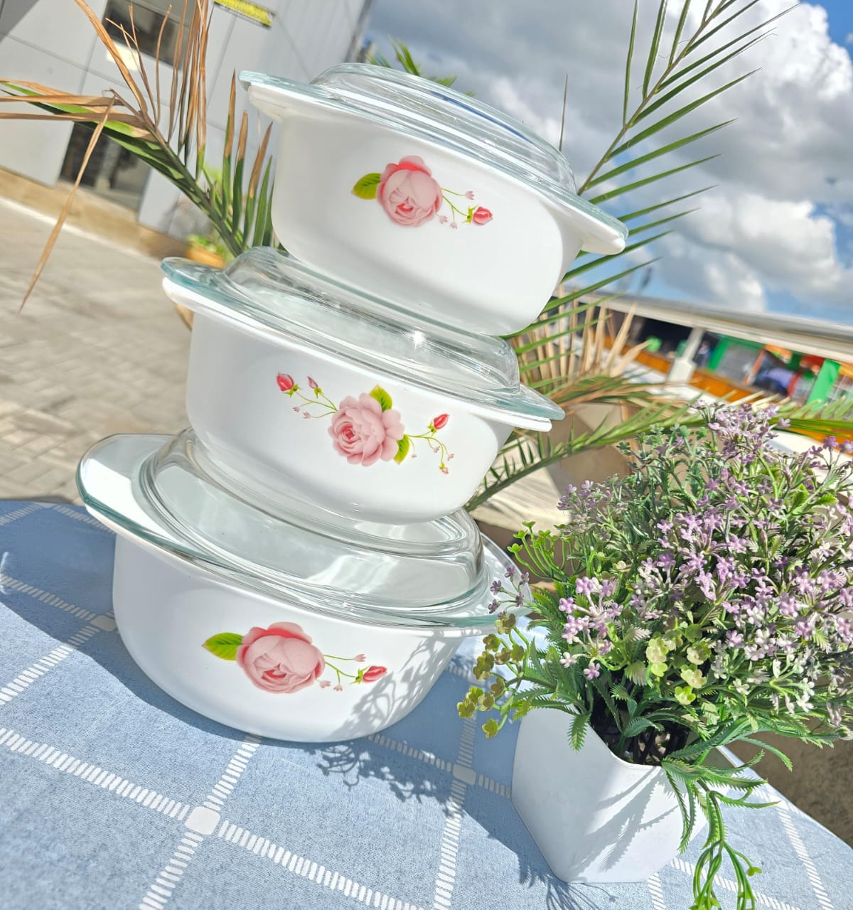 3pcs glass casserole Keep your food containers organized and centrally located with this Food Storage Set. The entire set is microwave, refrigerator and dishwasher safe