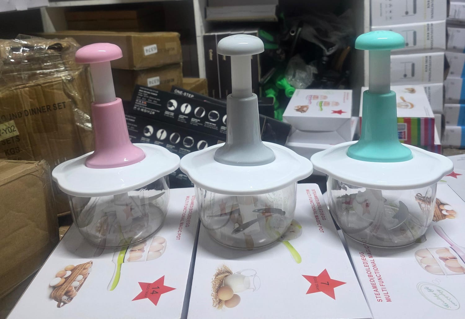Manual chopper Suitable Food: For kitchen vegetables, it's a quick way to chop them up. You can make puree or other ingredients such as garlic, Onions, red cabbage, herbs,