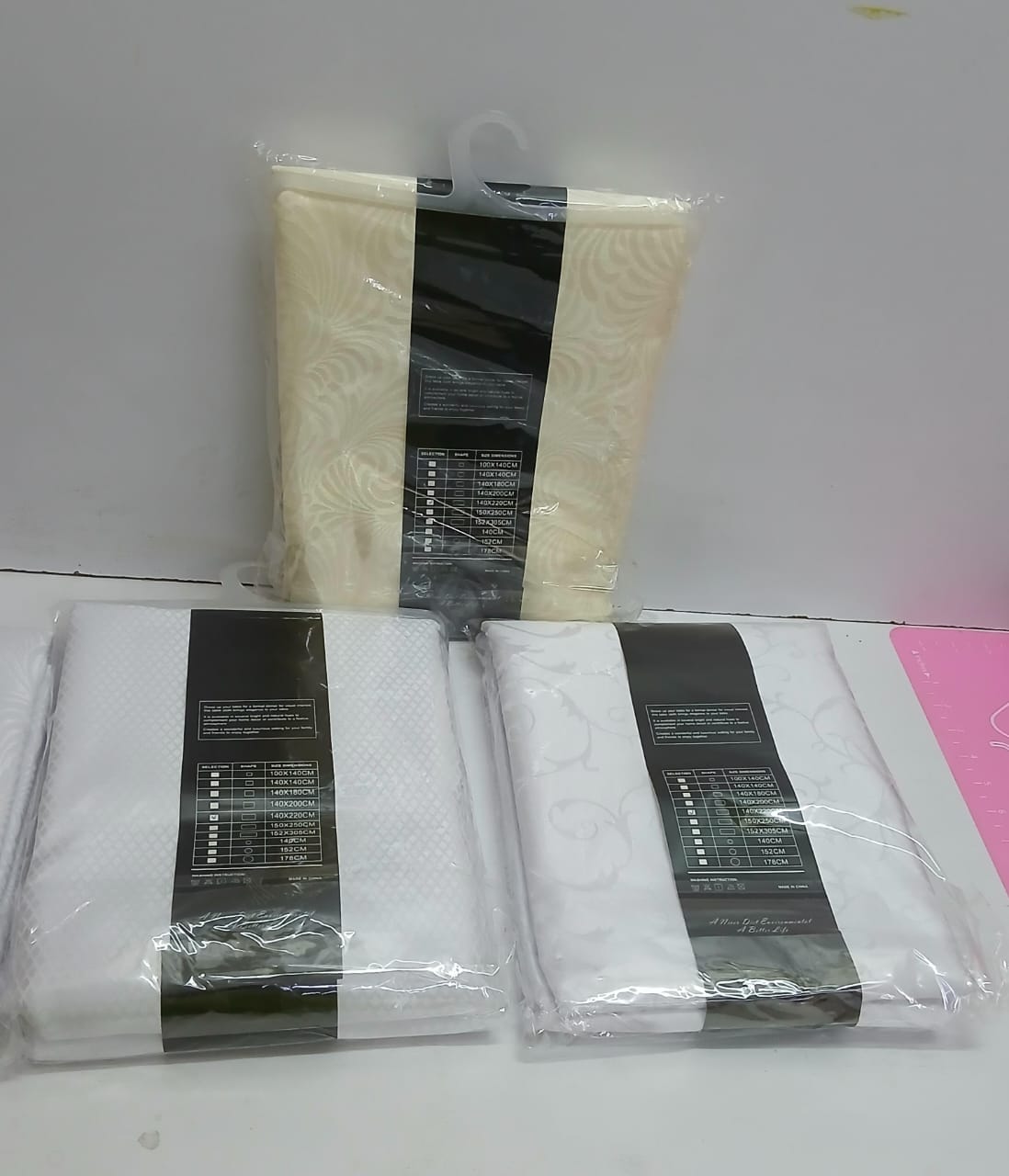 Waterproof Table Cloth  ,Rectangular in shape✅Material; polyester fabric ✅For home dining/ Parties washing machine friendly
Size;: 140 by 220 Cm (kindly note the size to avoid dissapointment in size)