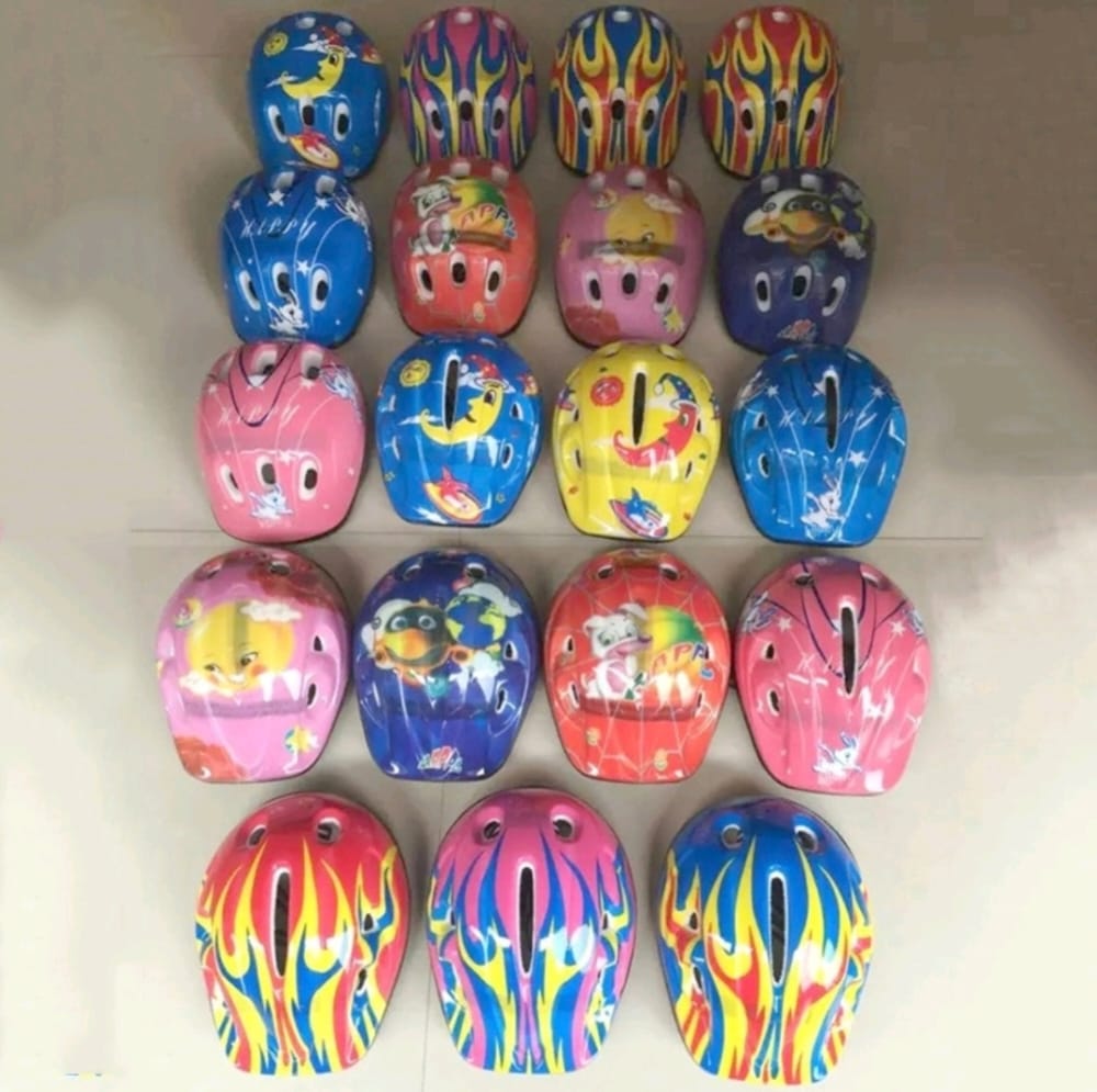 KID'S HELMET, FOR SKATING, BIKE RIDING, FOOTBALL TRAINING ETC. KEEPS YOUR CHILD SAFE WHILE ENJOYING THEIR CHILDHOOD FITS UPTO 12YEARS