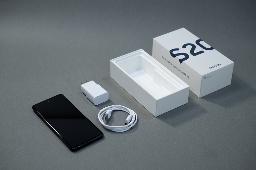 BRAND NEW SEALED SAMSUNG S20 FE DISPLAY 6.5 INCHES REAR CAMERA 12MP + 12MP + 8MP  FRONT CAMERA 32MP BATTERY CAPACITY 4500MAH  GOLD,BLUE NAVY BLUE COLOR
