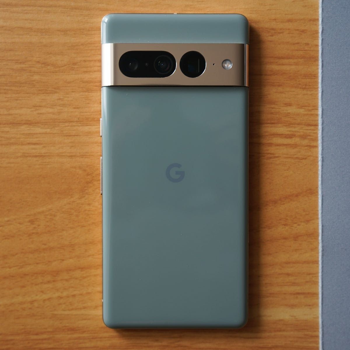 REFURBISHED GOOGLE PIXEL 7 PRO 12GB RAM 128GB ROM DISPLAY 6.7 INCHES REAR CAMERA 50MP + 48MP + 12MP FRONT CAMERA 10.8MP ANDROID 15 BATTERY 5000MAH WHITE