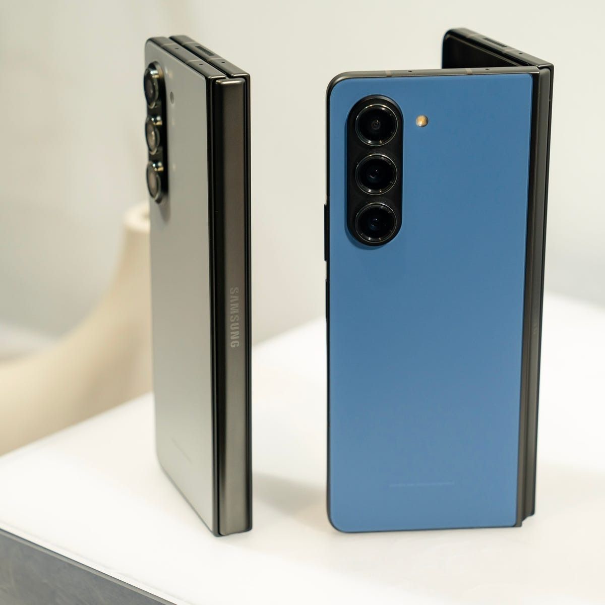 REFURBISHED SAMSUNG GALAY Z FOLD 5 256GB ROM 12GB RAM DISPLAY 7.6 INCHES REAR CAMERA 50MP + 12MP + 10MP FRONT CAMERA 10MP + 4MP BLACK