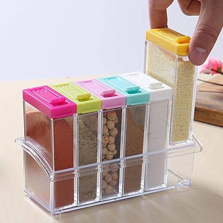 6pcs Clear Acrylic seasoning cans  a colorful flip-top lid for easy identification and access. Some models offer dual outlet holes (small holes for fine spices and larger ones for bulkier items).