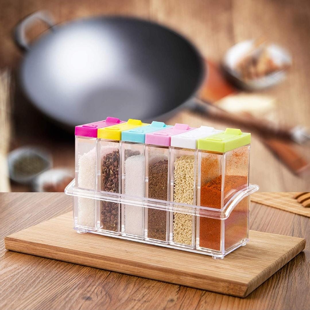 6pcs Clear Acrylic seasoning cans  a colorful flip-top lid for easy identification and access. Some models offer dual outlet holes (small holes for fine spices and larger ones for bulkier items).