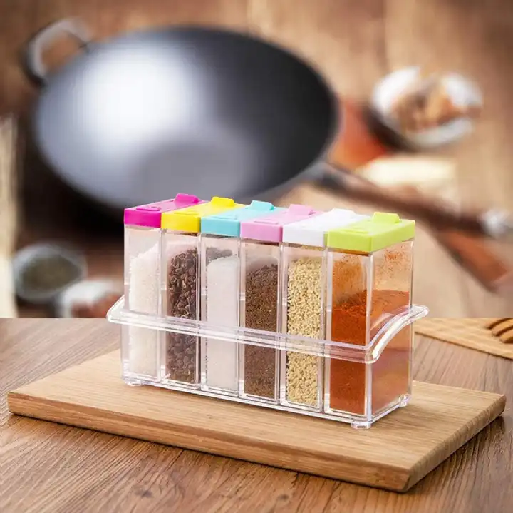 6pcs Clear Acrylic seasoning cans  a colorful flip-top lid for easy identification and access. Some models offer dual outlet holes (small holes for fine spices and larger ones for bulkier items).