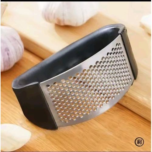 Handheld Garlic Press, Heavy Duty Stainless Steel Garlic Crusher, Easy to Use Kitchen Tool for Fresh Garlic, Ginger, and Herb Mincing, Ergonomic Non-Slip Handle, Dishwasher Safe.