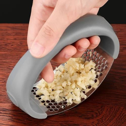 Handheld Garlic Press, Heavy Duty Stainless Steel Garlic Crusher, Easy to Use Kitchen Tool for Fresh Garlic, Ginger, and Herb Mincing, Ergonomic Non-Slip Handle, Dishwasher Safe.