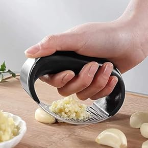 Handheld Garlic Press, Heavy Duty Stainless Steel Garlic Crusher, Easy to Use Kitchen Tool for Fresh Garlic, Ginger, and Herb Mincing, Ergonomic Non-Slip Handle, Dishwasher Safe.