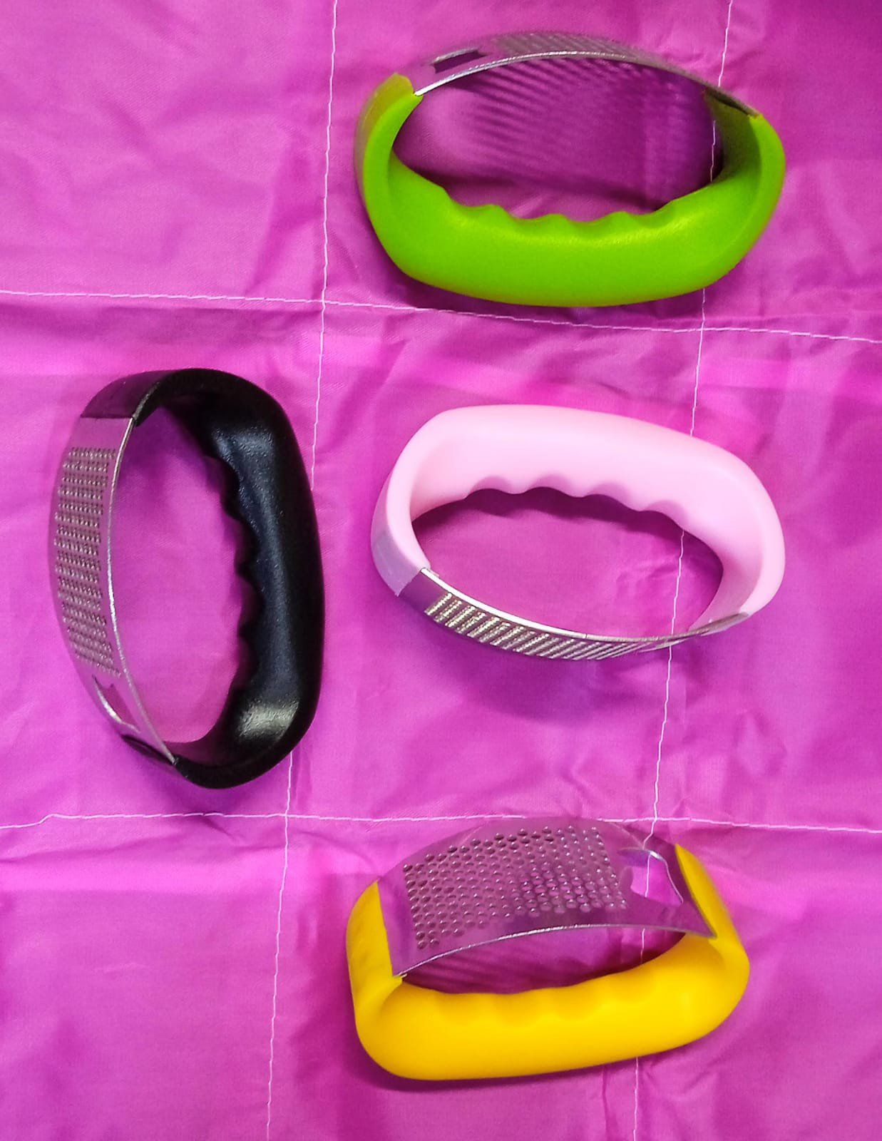 Handheld Garlic Press, Heavy Duty Stainless Steel Garlic Crusher, Easy to Use Kitchen Tool for Fresh Garlic, Ginger, and Herb Mincing, Ergonomic Non-Slip Handle, Dishwasher Safe.