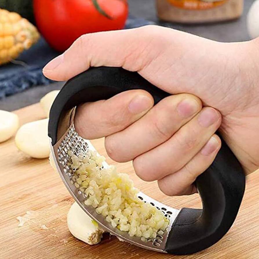 Handheld Garlic Press, Heavy Duty Stainless Steel Garlic Crusher, Easy to Use Kitchen Tool for Fresh Garlic, Ginger, and Herb Mincing, Ergonomic Non-Slip Handle, Dishwasher Safe.
