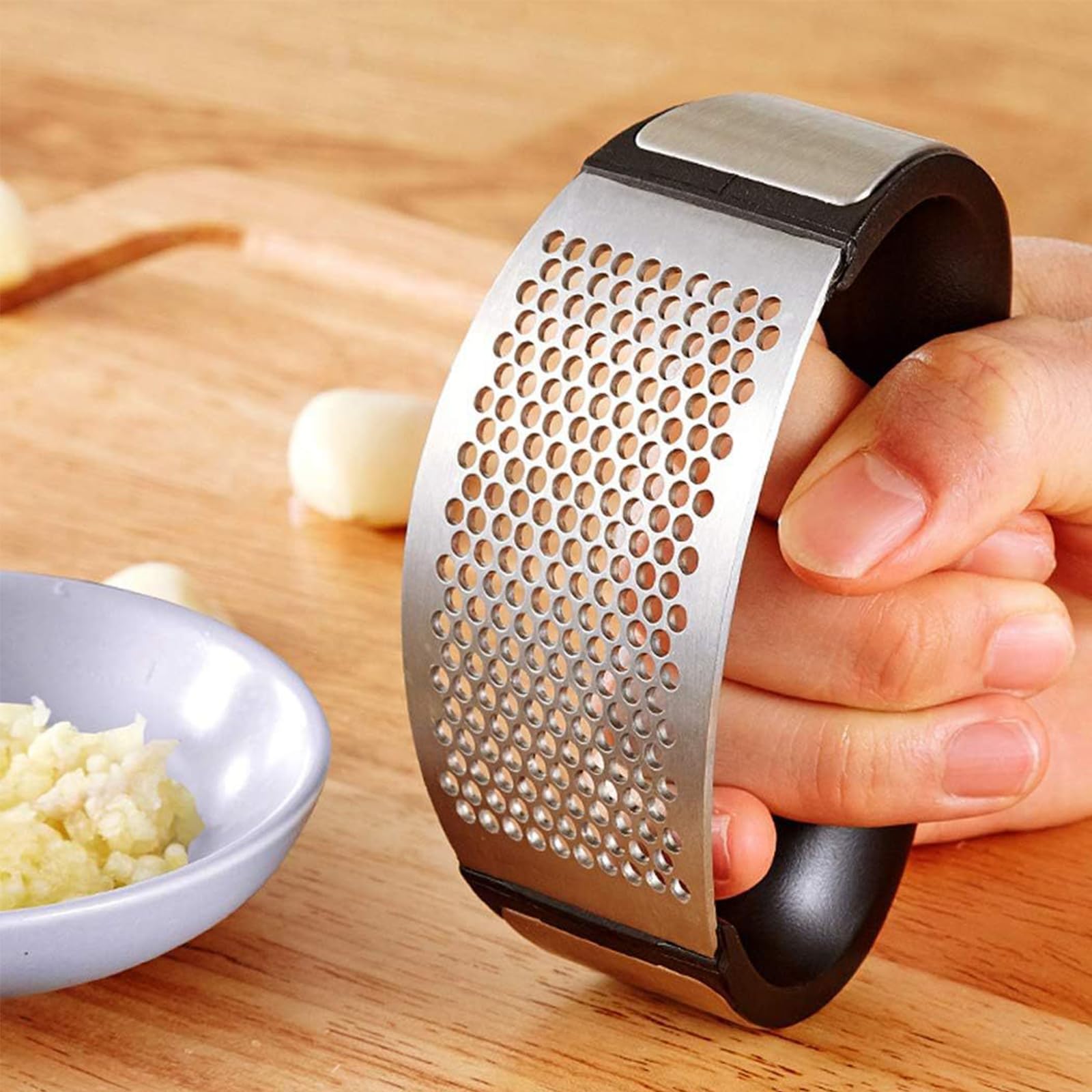 Handheld Garlic Press, Heavy Duty Stainless Steel Garlic Crusher, Easy to Use Kitchen Tool for Fresh Garlic, Ginger, and Herb Mincing, Ergonomic Non-Slip Handle, Dishwasher Safe.