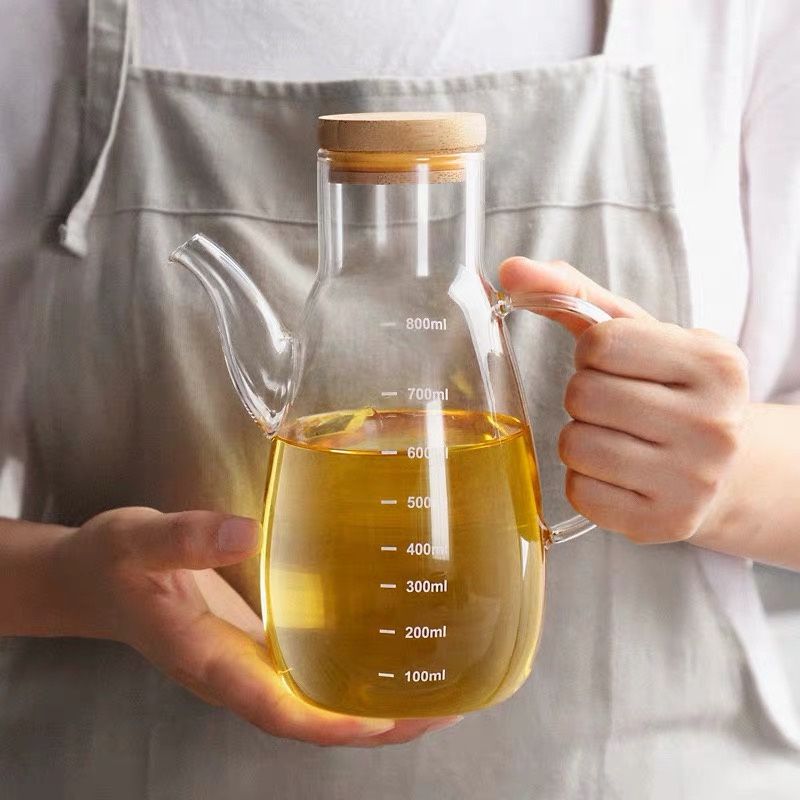 900ml Automatic Oil Dispenser/Pot with Wooden Lid and Handle Leak-Proof Transparent Cooking Oil Bottle for Kitchen, Salad, Vinegar, and Frying use drip-free spout to ensure mess-free dispensing of oil