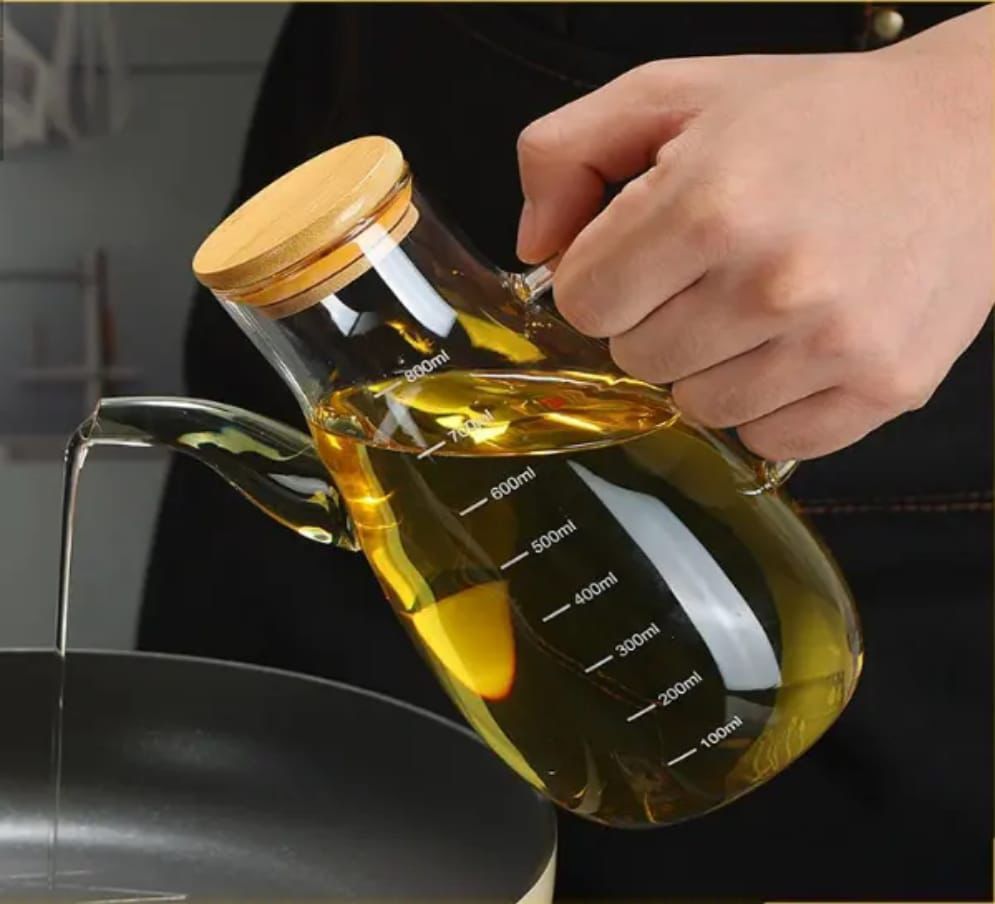 900ml Automatic Oil Dispenser/Pot with Wooden Lid and Handle Leak-Proof Transparent Cooking Oil Bottle for Kitchen, Salad, Vinegar, and Frying use drip-free spout to ensure mess-free dispensing of oil