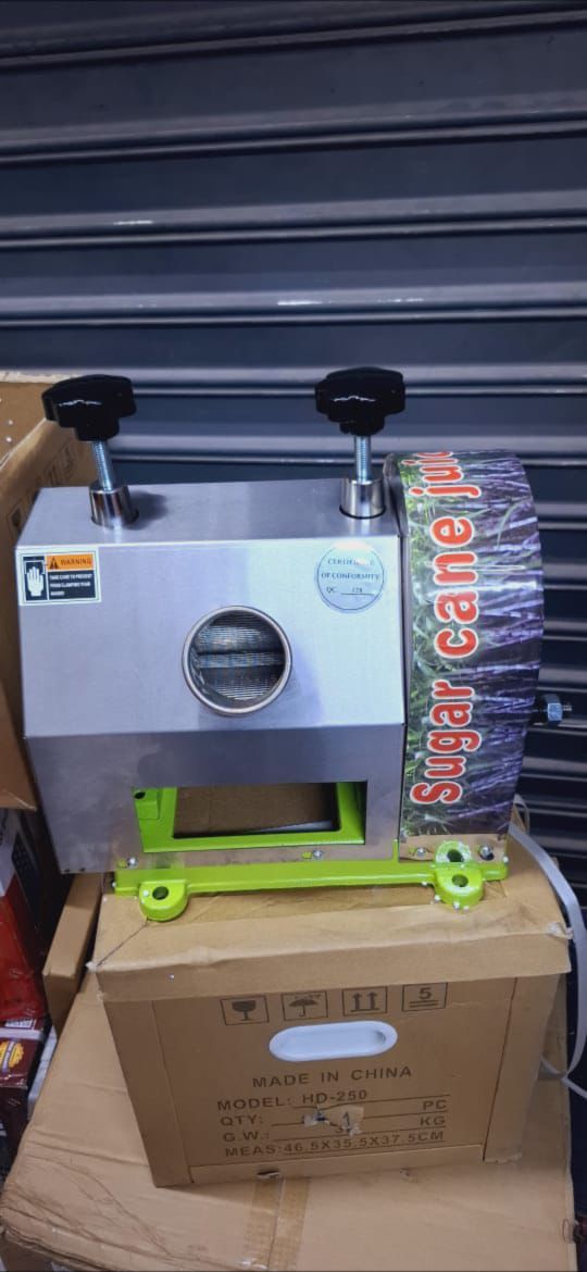 Heavy duty commercial stainless steel Manual Sugarcane Juice Extractor - This sugar cane juicer can produce 50kg juice in an hour, Moreover, this juice extractor has the juicing rate of 60-80%.