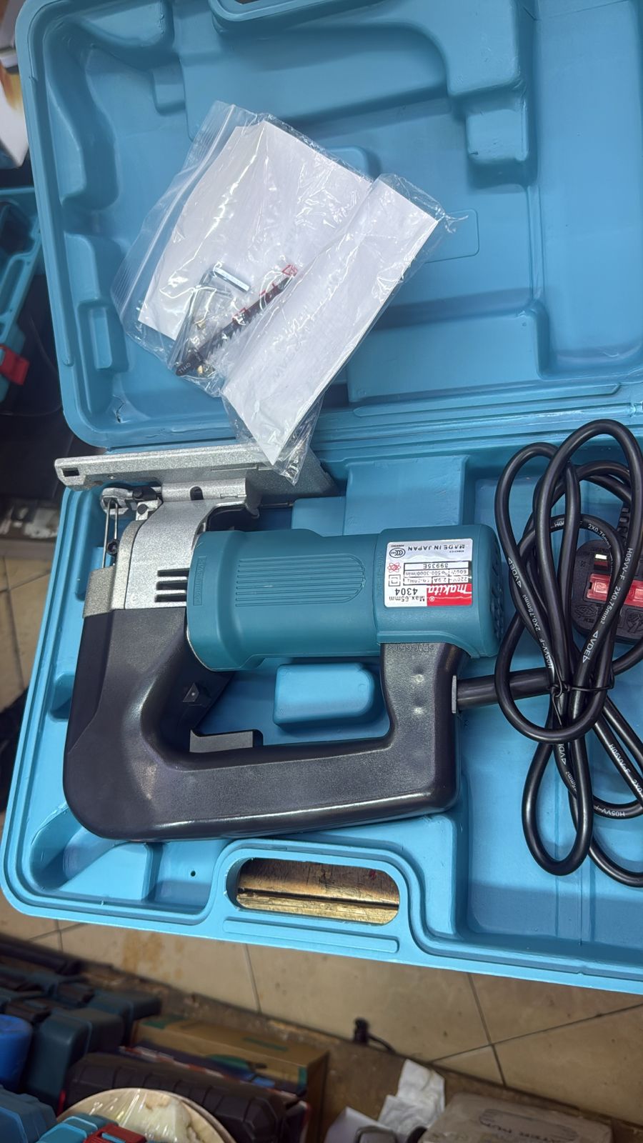 MAKITA JIGSAW- The robust motor delivers consistent power for a variety of cutting applications, ensuring smooth operation through wood, metal, and more.