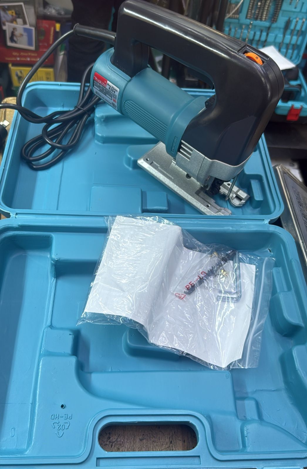 MAKITA JIGSAW- The robust motor delivers consistent power for a variety of cutting applications, ensuring smooth operation through wood, metal, and more.