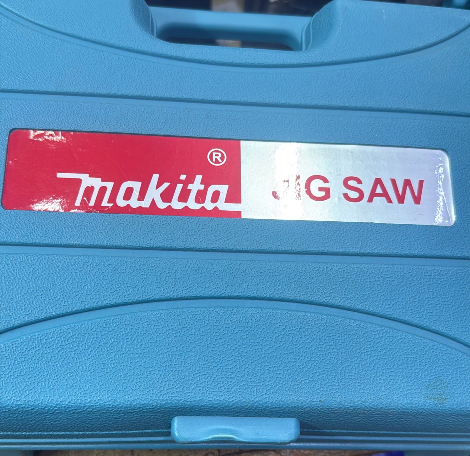 MAKITA JIGSAW- The robust motor delivers consistent power for a variety of cutting applications, ensuring smooth operation through wood, metal, and more.