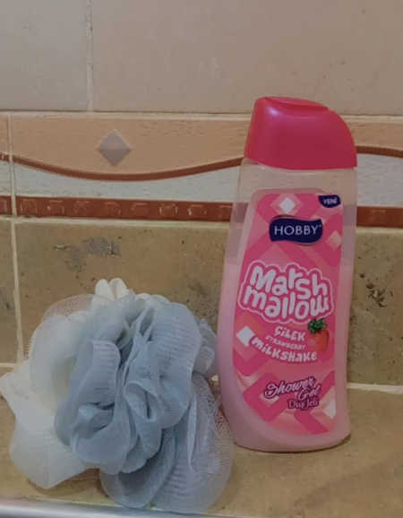 Hobby Marshmallow strawberry milkshake Shower Gel – Sweet Scented Body Wash for Soft, Smooth Skin (500ml)