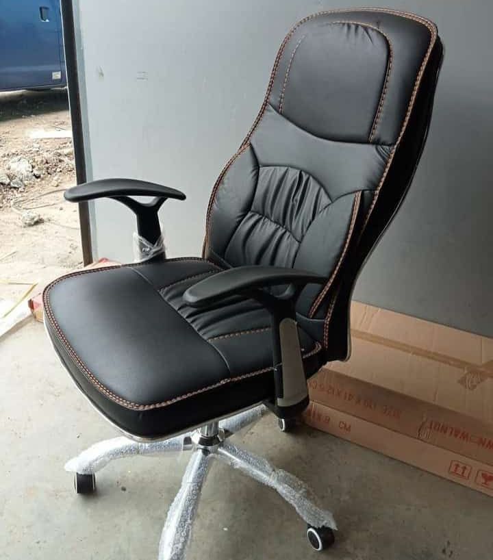 Executive Leather Office Chair – Premium Comfort & Style for Your Workspace
