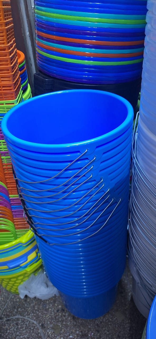 20lrts platic bucket with lid Heavy Plastic Bucket
Perfect for kitchen, bathroom, toys and outdoor organization.
Can also store dry cereals 
Easy to clean and store