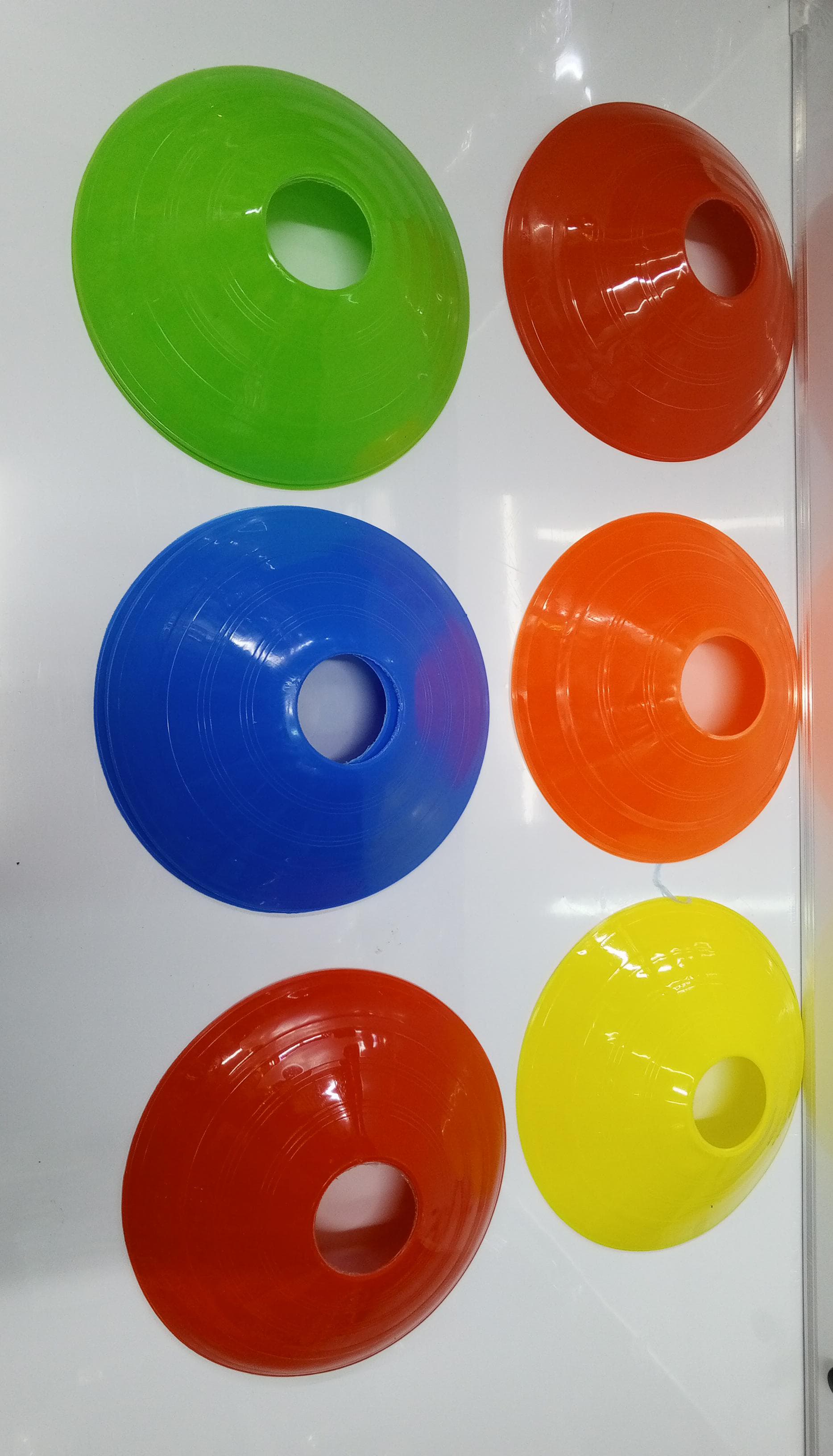 ➡️ Flat cones ➡️ Accessible in blue, orange,red, green and yellow 🔖Wear-resistant: made from high quality PVC, durable and tear-resistant.

High toughness: not easy to deform, can be used repeatedly.