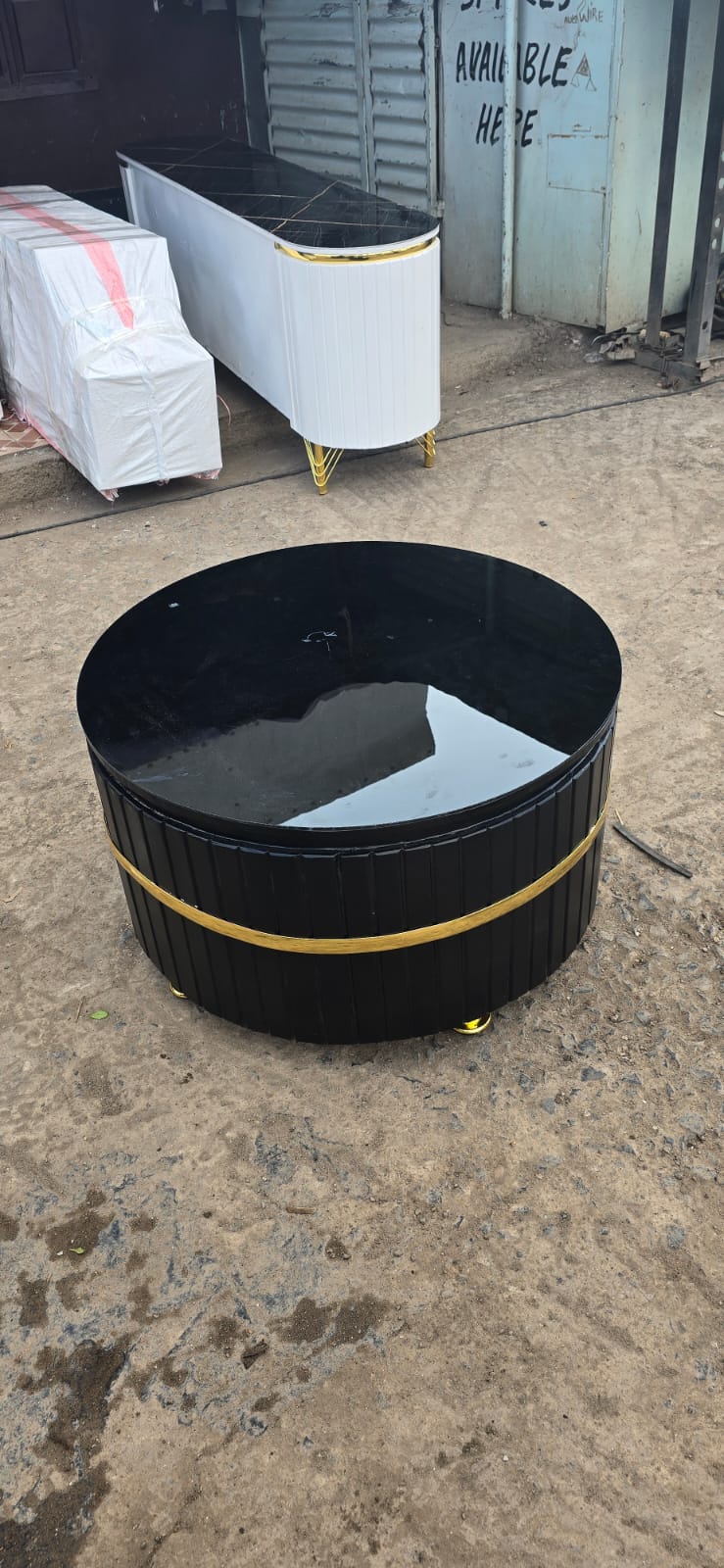 🥰🥰ADD ELEGANCE IN YOUR LIVING ROOM😍😍 Modern Round glass coffee table. Made of top quality eco-friendly material which is strong and durable. Perfect fitting to size for small spaces