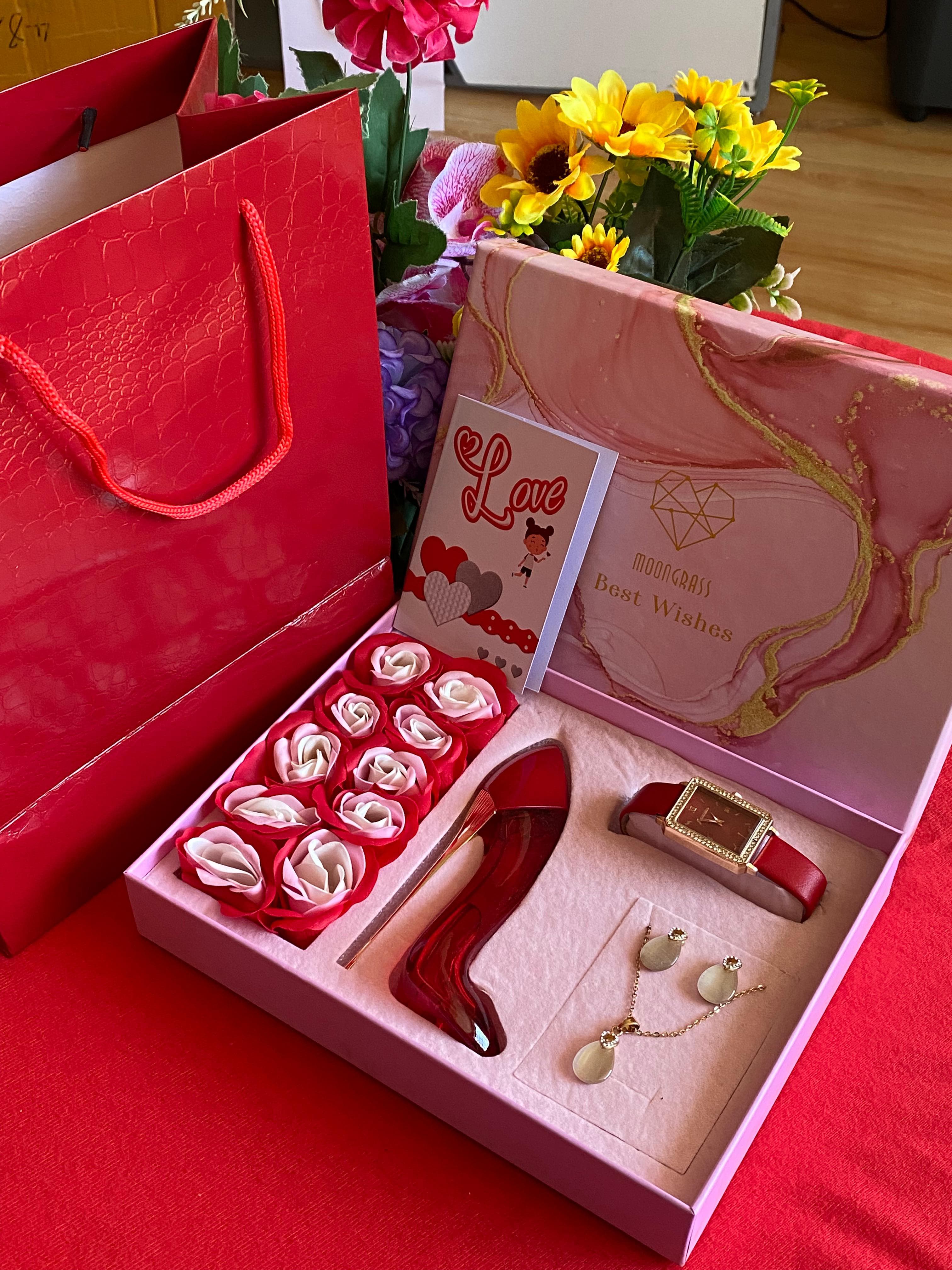 🌺🌺 GIFT YOUR LADY 🌺🌺 Valentine's ladies gift set. Comes along with a beautiful ladies watch, a floral perfume, a necklace pair of earrings, preserved roses and a gift card&bag.