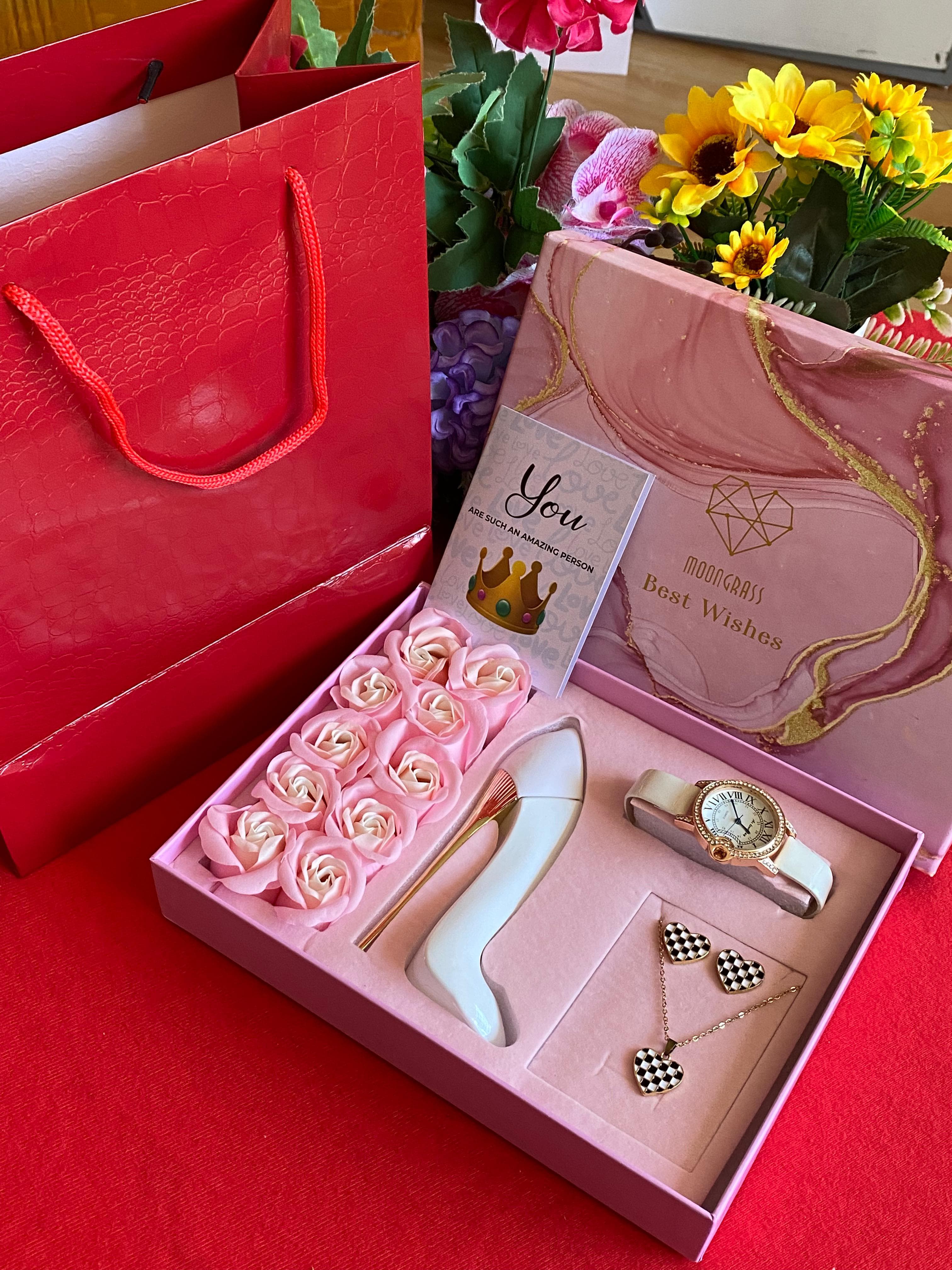🌺🌺 GIFT YOUR LADY 🌺🌺 Valentine's ladies gift set. Comes along with a beautiful ladies watch, a floral perfume, a necklace pair of earrings, preserved roses and a gift card&bag.