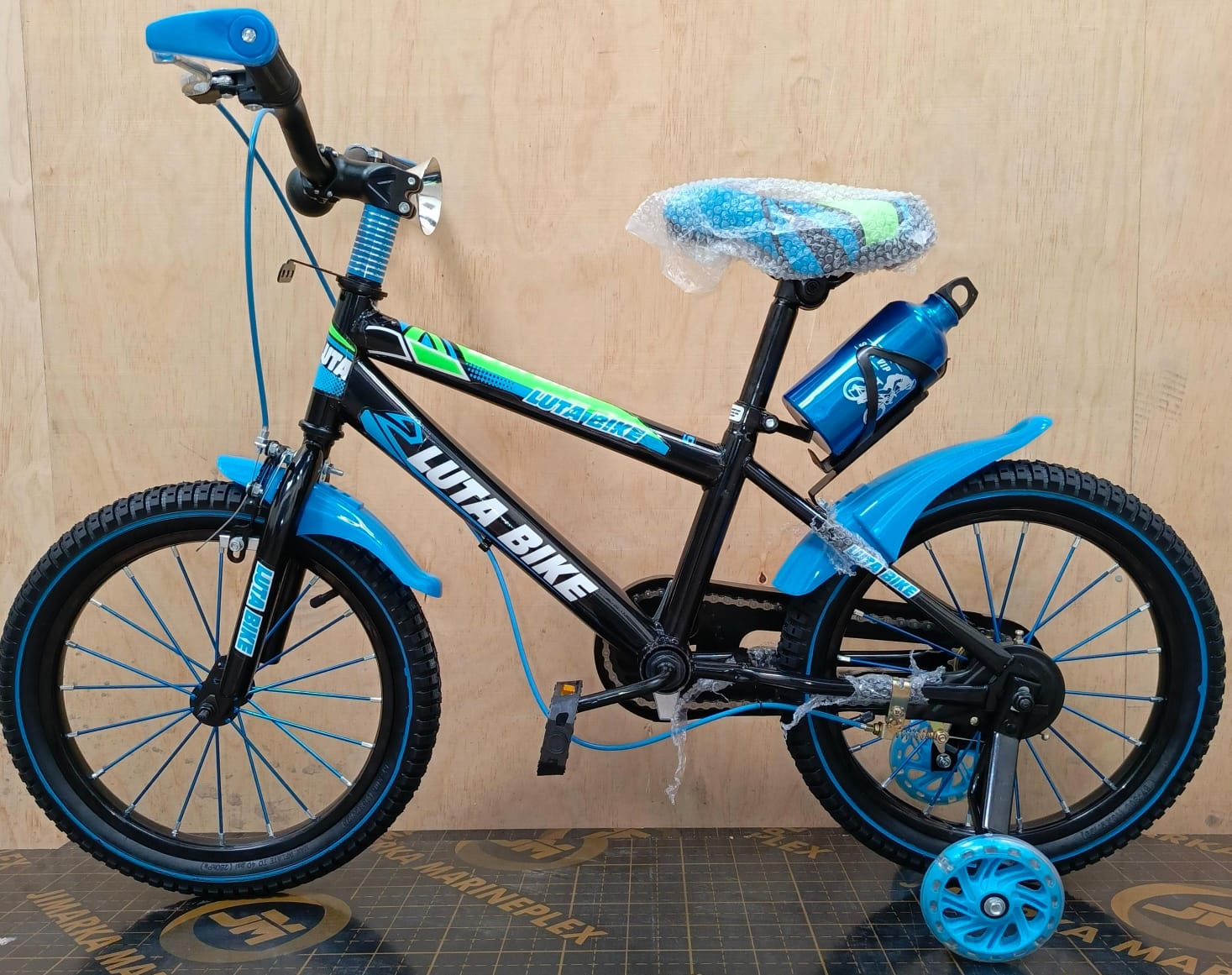 Mollib luta kids 16 inch bike. Equipped with a coaster brake, enhancing both safety and style.Siutable fitting for kid s of 4 to 7 years.Reliability and Standards: - Complies with CPSC safety standard