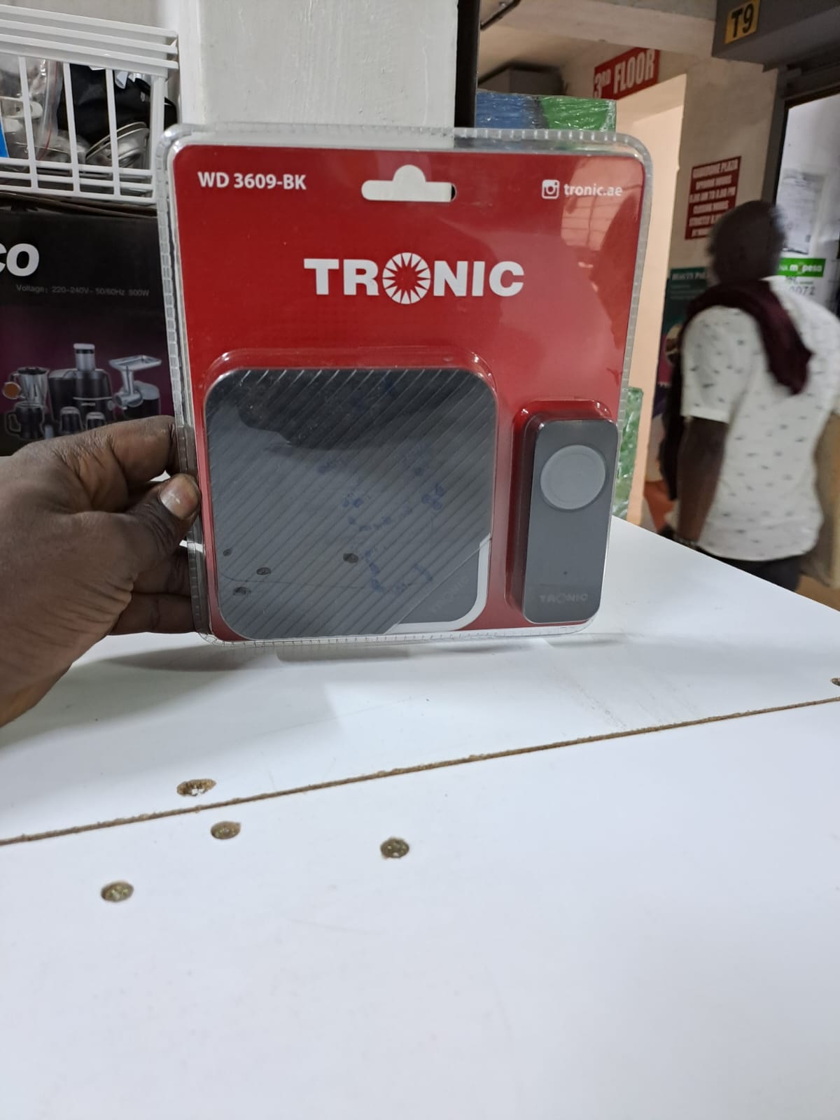 🔔 TRONIC Wireless Mini Door Bell Chime

✨ Sleek. Smart. Reliable.

🖤🤍 Stylish Black & White Design – Blends with any décor!

📶 200M Range – Strong signal through walls & doors!

🔋 Battery Powered