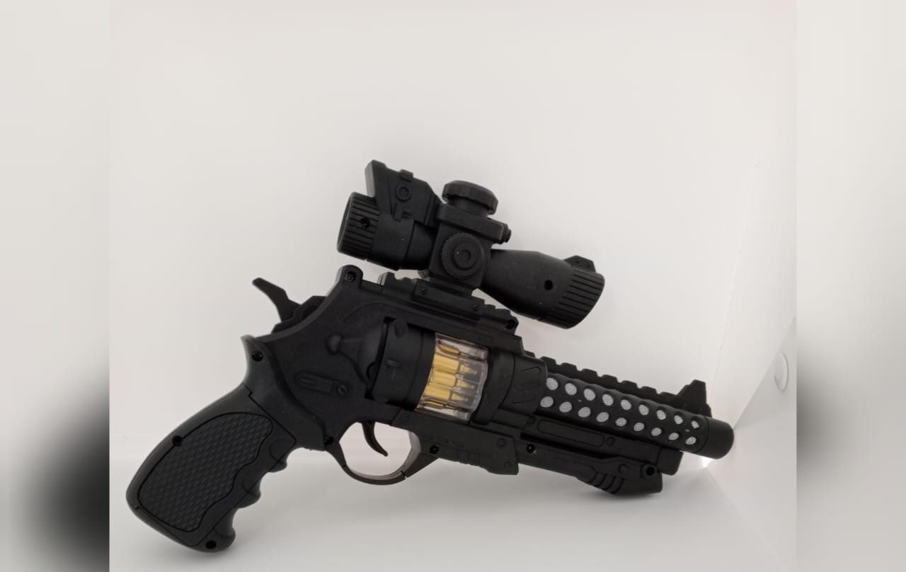 Enjoy Fun time✨ Toy Gun Battery Operated With Sound And Light. makes real sound, and pin point the target with beam light. It uses batteries to functional. The best enjoyment while indoor or outdoor.