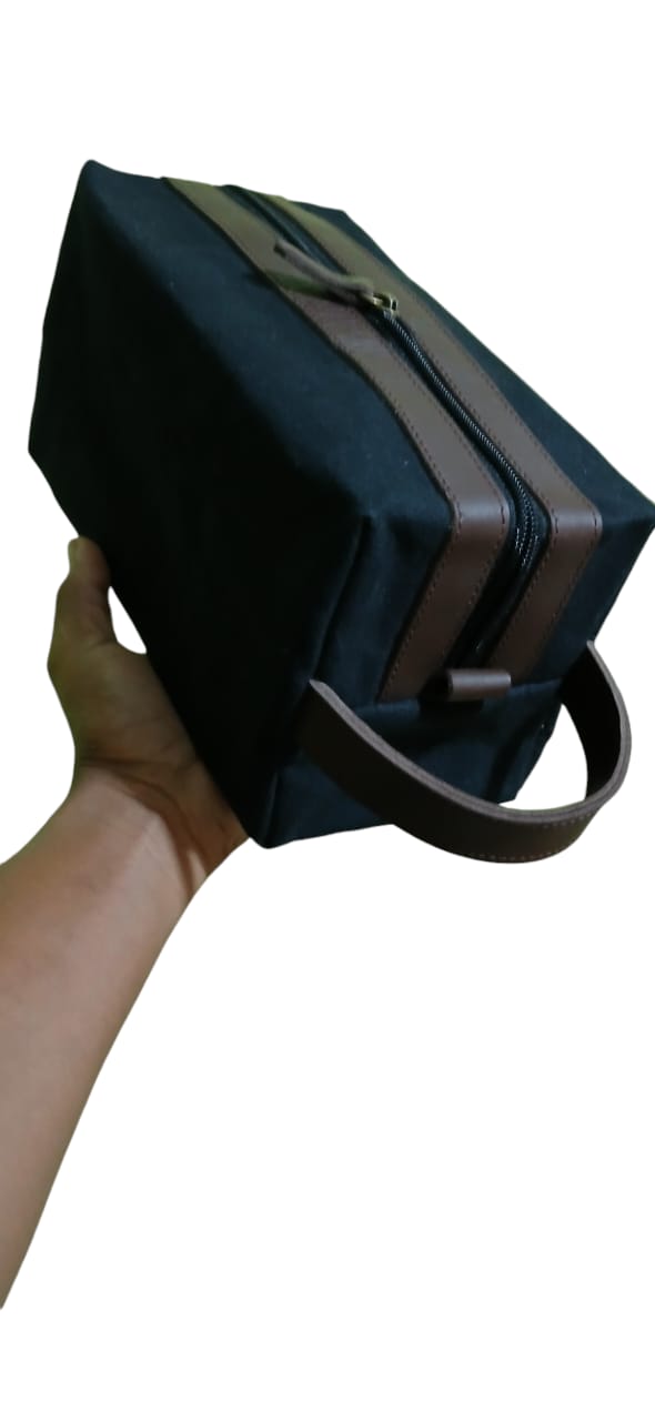 Makeup pouch spacious bag genuine leather fashion business bag men's women's bag business cross-body sling bag school bag for kids