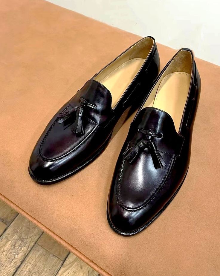 Mens classic genuine leather shoes, official can be worn with khaki , jeans or material trousers, affordable men shoes
