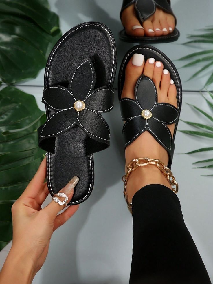 Outdoor  beach pure leather Versatile slide genuine leather  sandals with  Lightweight sandals with soft sole elegant summer shoes open toes for women flats