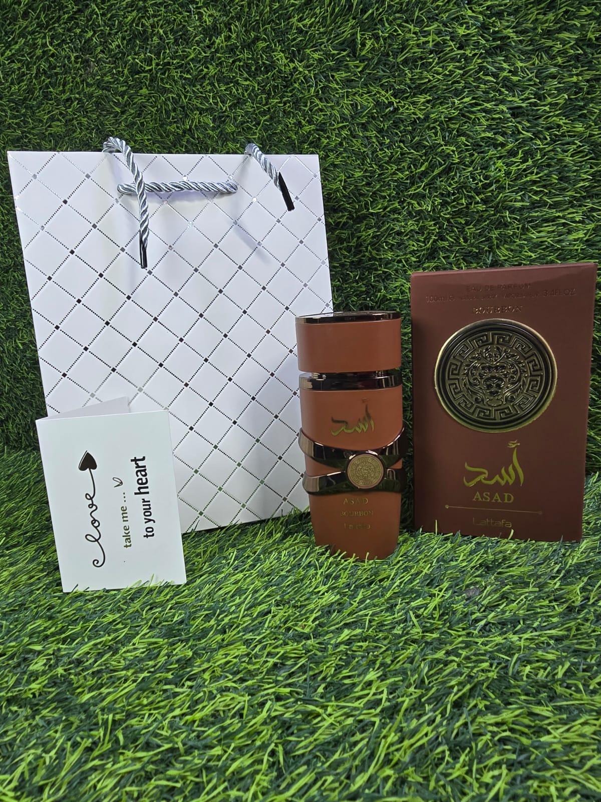 Asad Bourbon ( Lataffa

It's unisex

✨Top notes : Lavender and pink pepper.
Heart notes: Cacao and nutmeg
Base notes : Bourbon, vanilla and Amber.

✨Lasts for long with just few sprays
Versatile for a