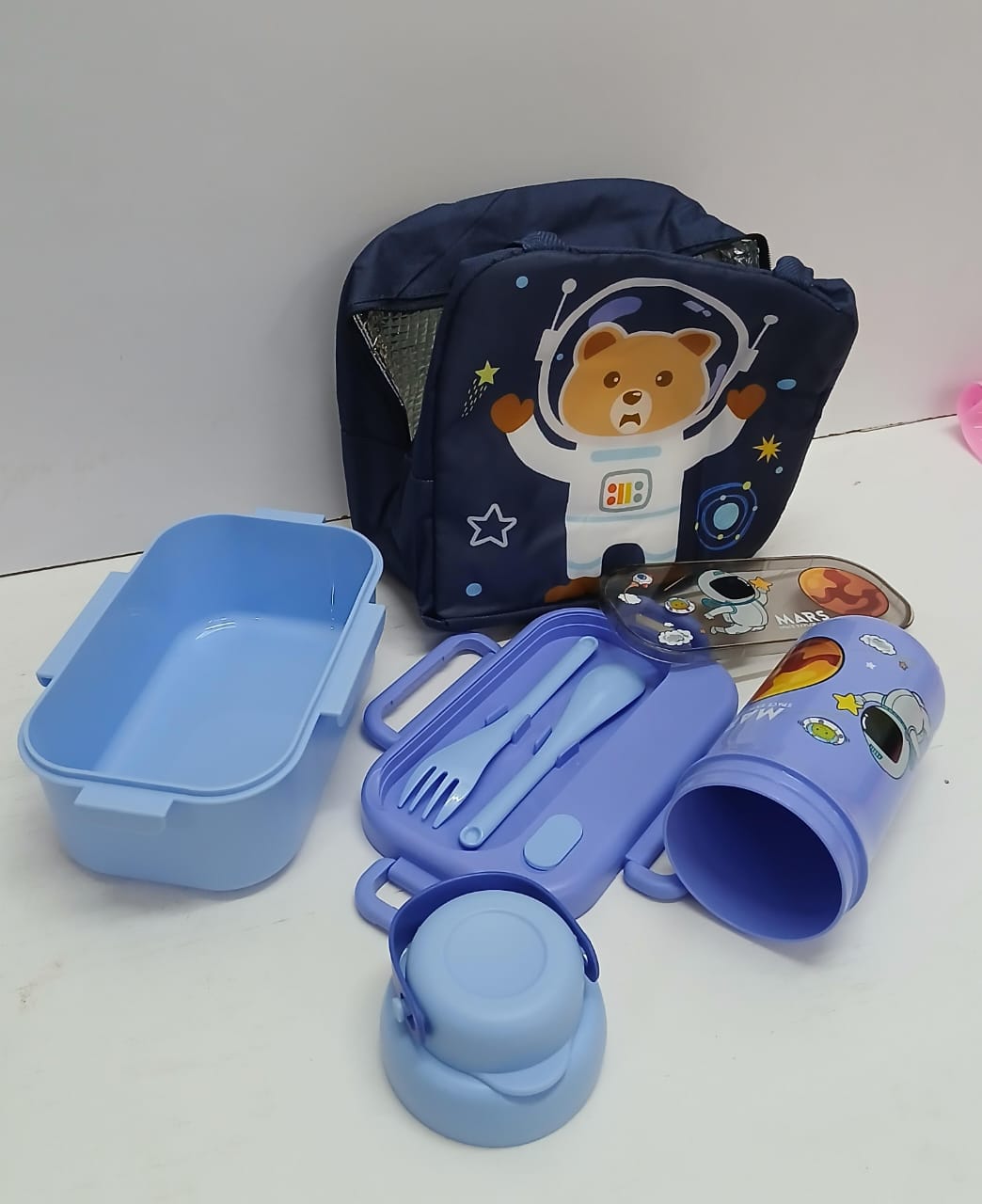 Decorative Kids Set with Insulated Bag 💠
Make every school day fun and stylish with this adorable all-in-one kids set! Designed with bright, playful colors and practical features, it’s perfect for sc